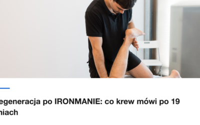 Fizjoterapeuta pracuje nad noga lezacego zawodnika