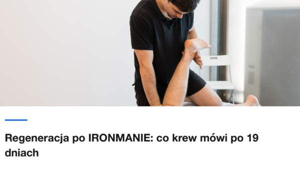 Fizjoterapeuta pracuje nad noga lezacego zawodnika