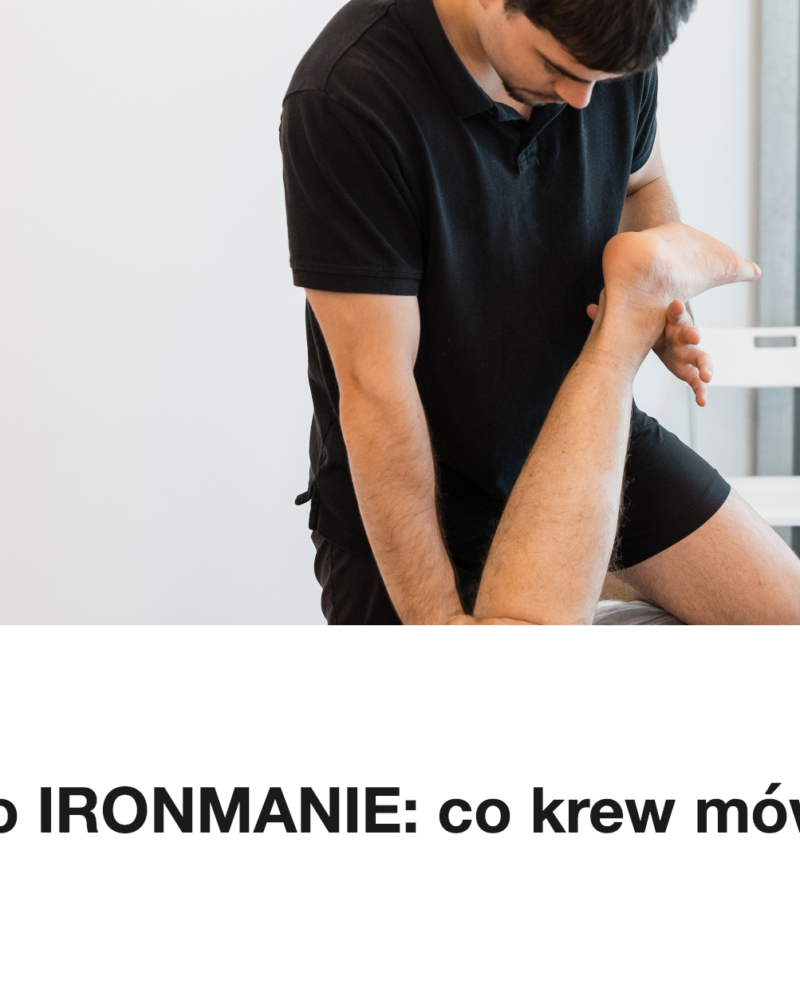 Fizjoterapeuta pracuje nad noga lezacego zawodnika
