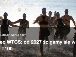 Grupa triathlonistow w piankach wbiega do wody