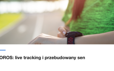 Biegaczka sprawdza zegarek sportowy na nadgarstku, ilustracja do aktualizacji oprogramowania COROS