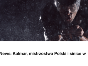 Triathlonista na rowerze czasowym w deszczu