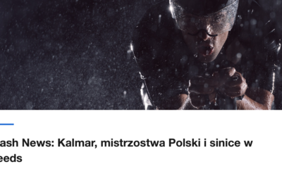 Triathlonista na rowerze czasowym w deszczu