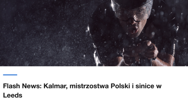 Triathlonista na rowerze czasowym w deszczu