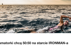 Plywaczka w otwartej wodzie o zachodzie slonca