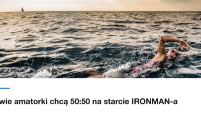 Plywaczka w otwartej wodzie o zachodzie slonca