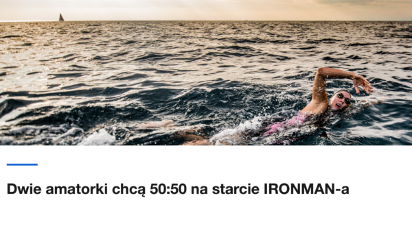 Plywaczka w otwartej wodzie o zachodzie slonca