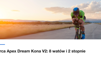 Triathlonista w stroju startowym na rowerze czasowym o zachodzie słońca