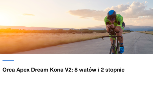 Triathlonista w stroju startowym na rowerze czasowym o zachodzie słońca