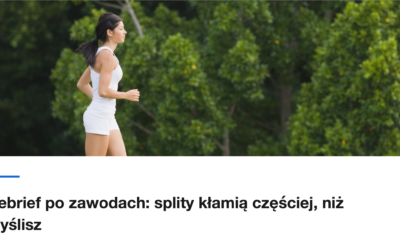 Biegaczka na trawiastym terenie wsrod drzew
