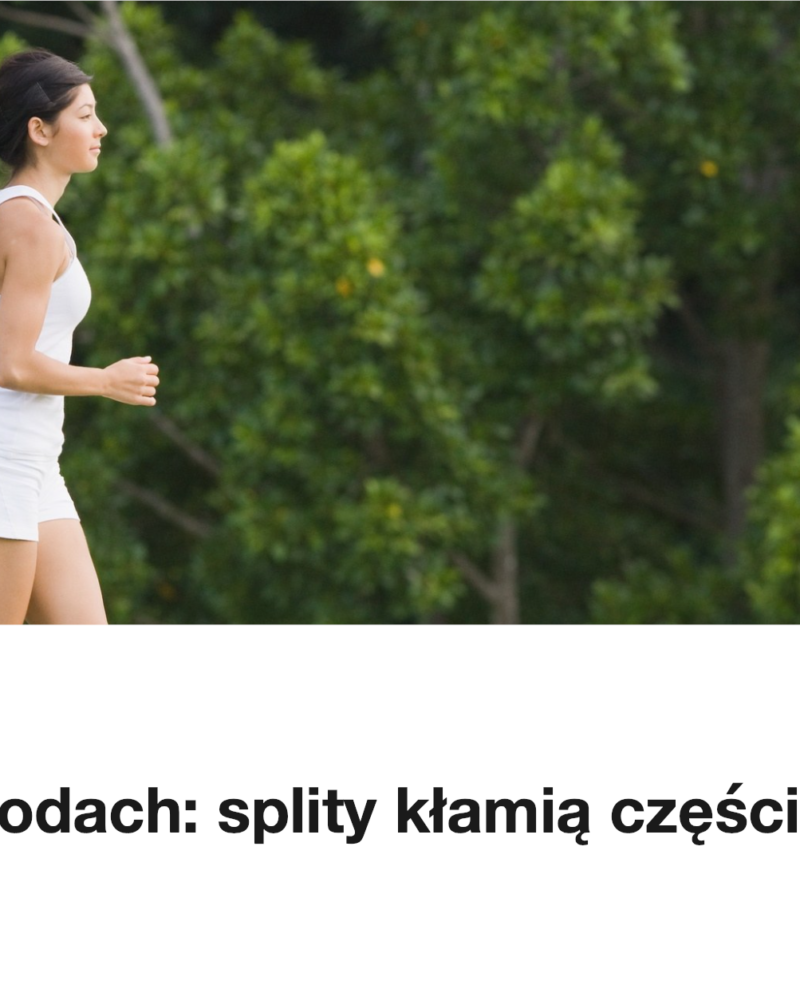 Biegaczka na trawiastym terenie wsrod drzew