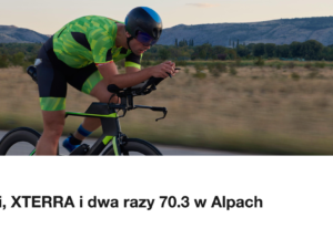 Triathlonista na rowerze czasowym na prostej drodze o zachodzie słońca