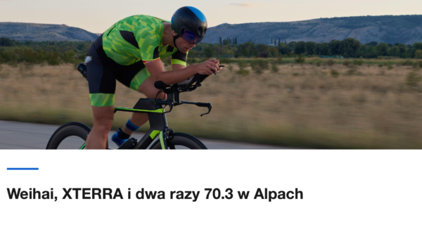 Triathlonista na rowerze czasowym na prostej drodze o zachodzie słońca
