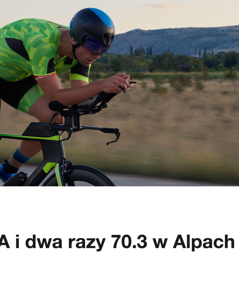 Triathlonista na rowerze czasowym na prostej drodze o zachodzie słońca