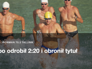 Triathlonisci w czepkach wybiegaja z wody
