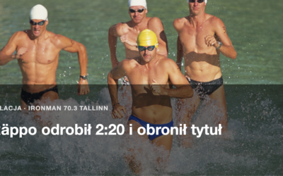 Triathlonisci w czepkach wybiegaja z wody