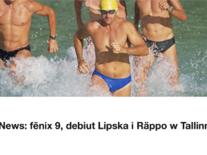 Triathlonisci w piankach wybiegaja z wody na plazę