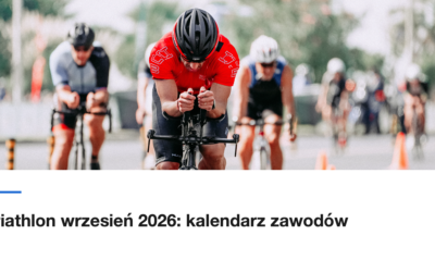 Triathloniści na rowerach czasowych na miejskiej trasie zawodów