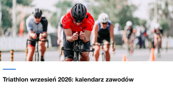 Triathloniści na rowerach czasowych na miejskiej trasie zawodów