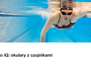 Pływaczka w kraulu widziana spod wody na basenie