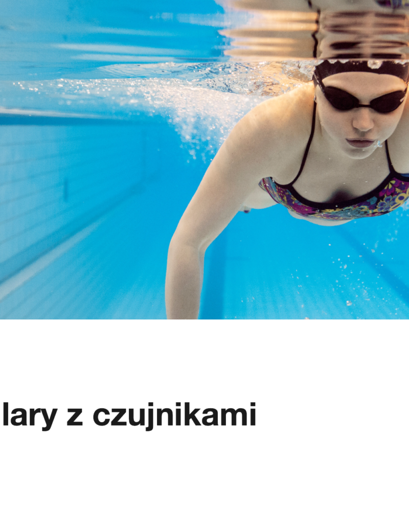 Pływaczka w kraulu widziana spod wody na basenie