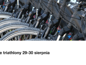 Rząd rowerów ustawionych w strefie zmian przed startem