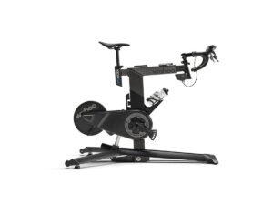 Wahoo KICKR BIKE PRO, rower treningowy na białym tle