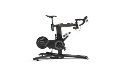 Wahoo KICKR BIKE PRO, rower treningowy na białym tle