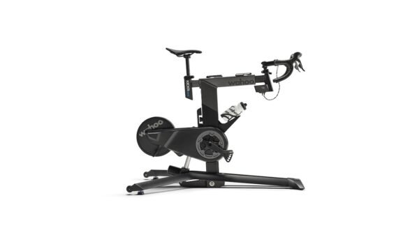 Wahoo KICKR BIKE PRO, rower treningowy na białym tle