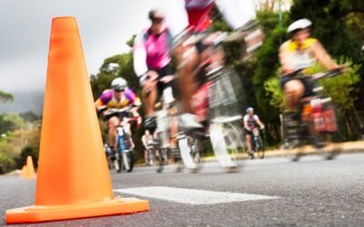 Grupa kolarska na trasie triathlonu