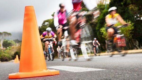 Grupa kolarska na trasie triathlonu