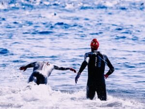 Triathloniści wbiegają do wody otwartej