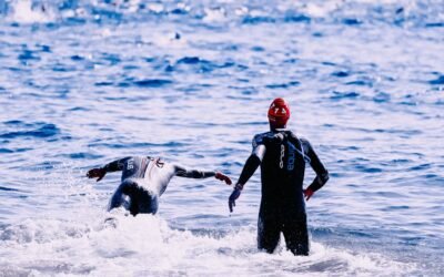 Triathloniści wbiegają do wody otwartej