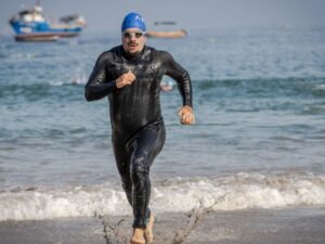 Zawodnik wybiega z wody podczas triathlonu