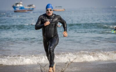 Zawodnik wybiega z wody podczas triathlonu