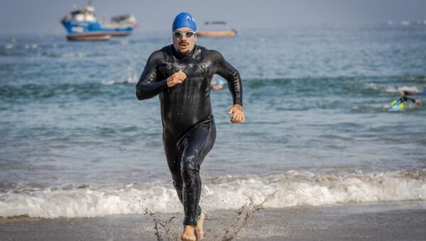 Zawodnik wybiega z wody podczas triathlonu