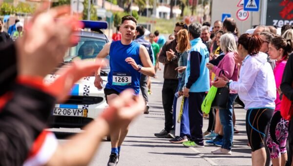 Zawodnicy na starcie zawodów triathlonowych