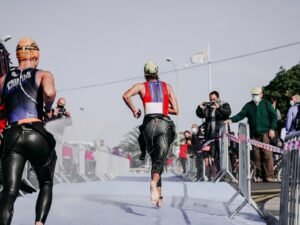 Zawodnicy w strefie zmian podczas triathlonu