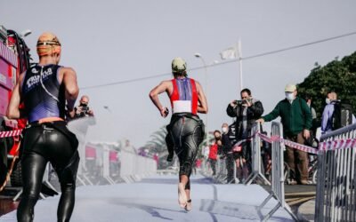Zawodnicy w strefie zmian podczas triathlonu