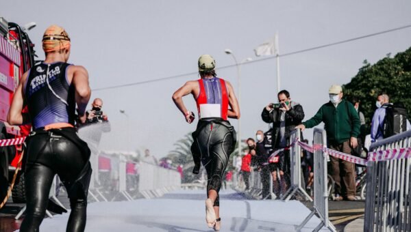 Zawodnicy w strefie zmian podczas triathlonu