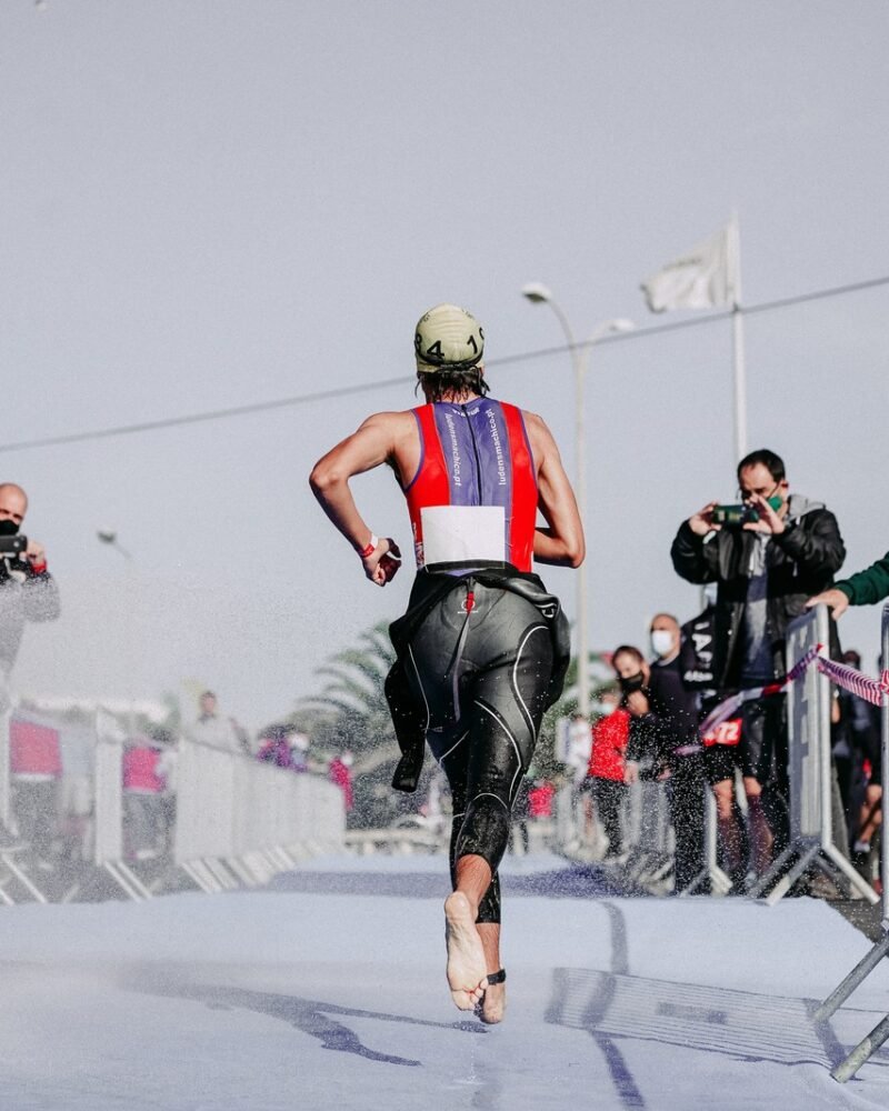 Zawodnicy w strefie zmian podczas triathlonu