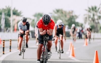 Grupa triathlonistów na odcinku rowerowym