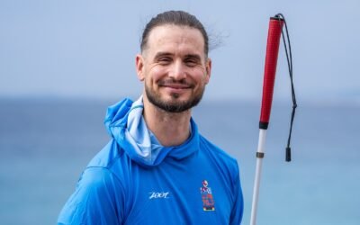 Rob Sears z białą laską na nabrzeżu w Nicei