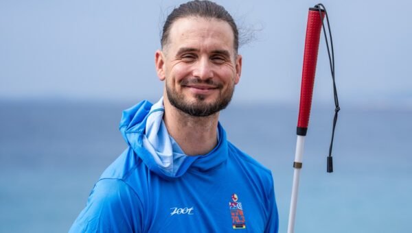 Rob Sears z białą laską na nabrzeżu w Nicei