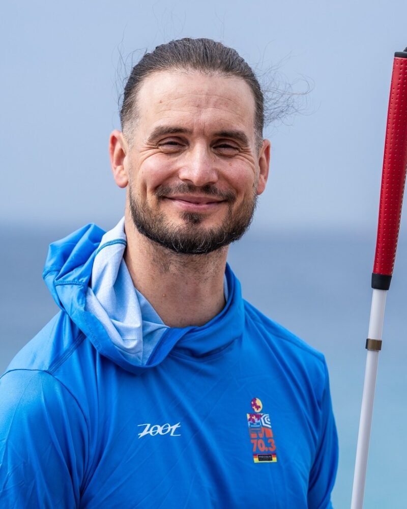 Rob Sears z białą laską na nabrzeżu w Nicei