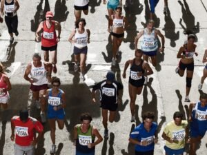 Biegacze na trasie maratonu