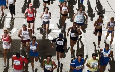 Biegacze na trasie maratonu