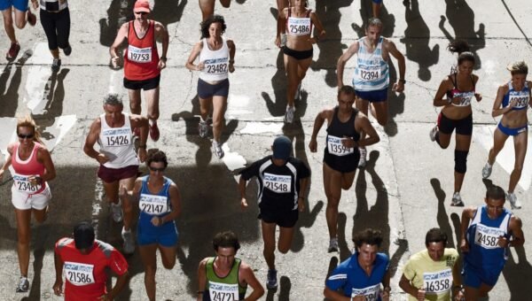 Biegacze na trasie maratonu
