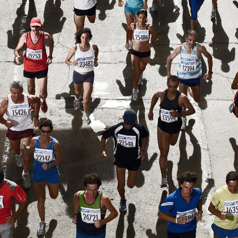 Biegacze na trasie maratonu