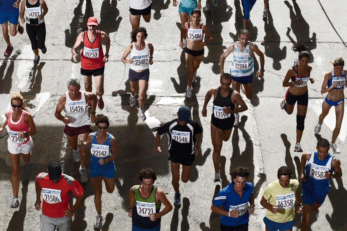 Biegacze na trasie maratonu